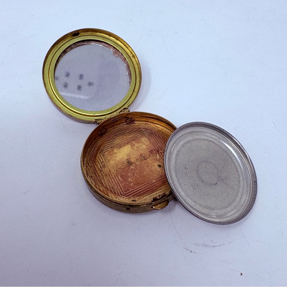 Vintage BARBARA GOULD, Brass Powder Compact (empty) Mirror Pocket Gold Tone - Picture 4 of 5